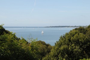 Vue d'un voilier depuis une splendide baie